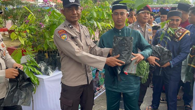 Polres Bengkalis Bagikan Bibit Pohon kepada Jamaah Idul Fitri, Gaungkan Kepedulian Lingkungan